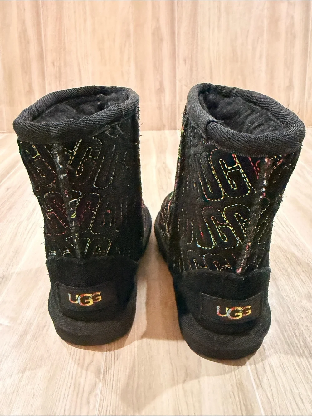 UGG Kids Classic Short Rainbow‎ Logo Embroidered Black Boots Size 8 Toddler